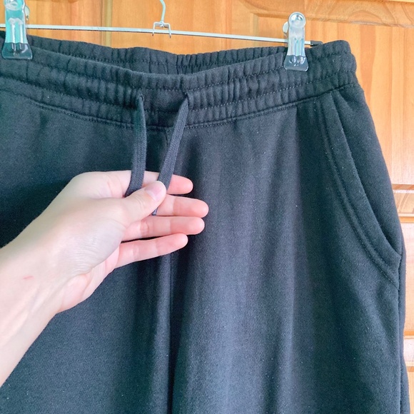 Boy’s size 14-16 Old Navy black sweatpants with elastic and drawstring waist - Picture 4 of 7